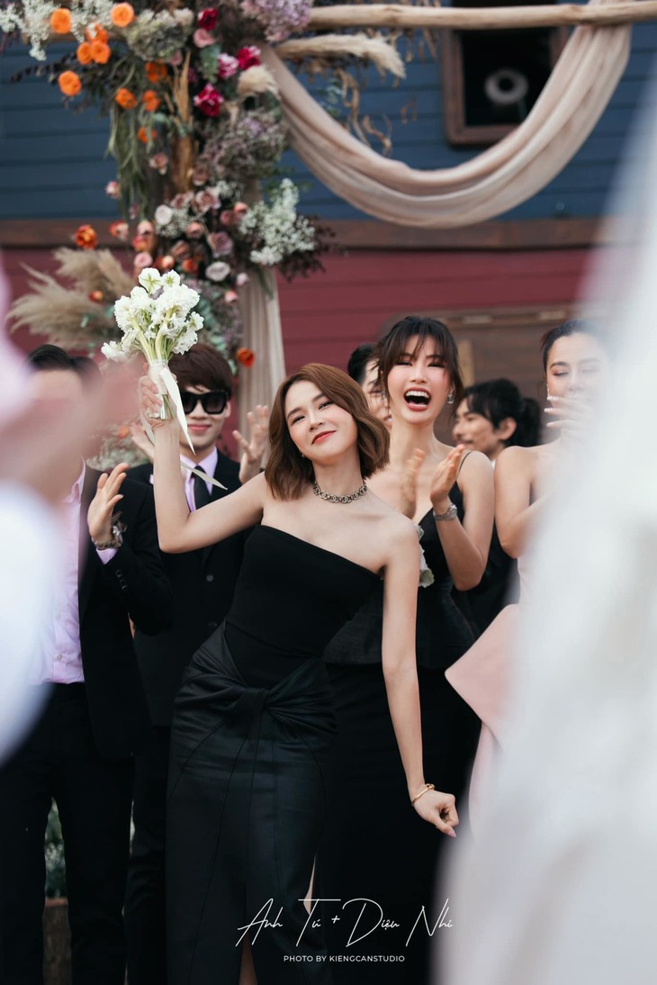 Vừa bắt hoa cưới của Diệu Nhi, Sam đã được cầu hôn thành công - Ảnh 2.