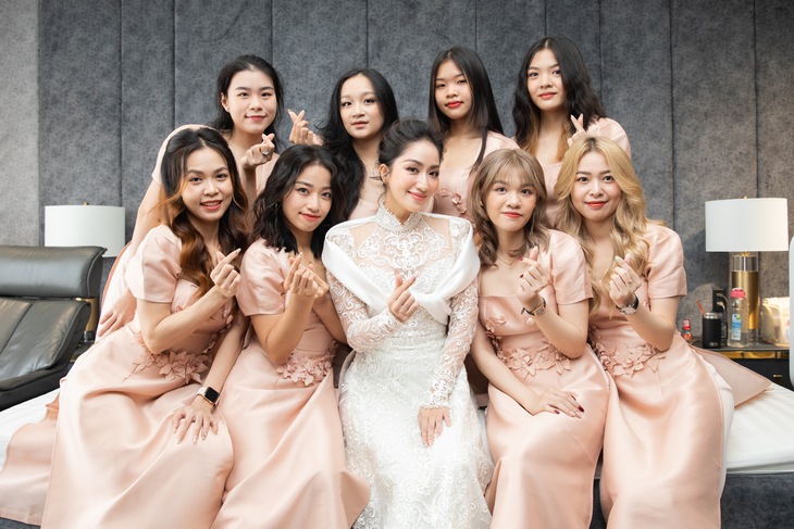 Khánh Thi - Phan Hiển nhận tiền, vàng trĩu tay ngày ăn hỏi - Ảnh 2.