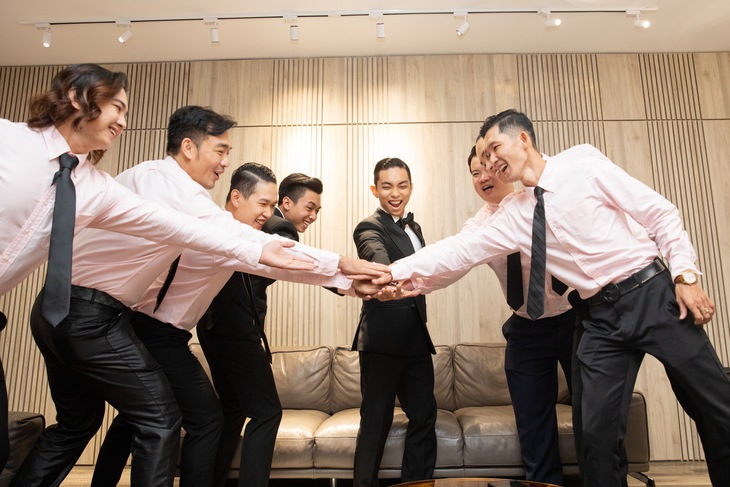 Khánh Thi - Phan Hiển nhận tiền, vàng trĩu tay ngày ăn hỏi - Ảnh 3.