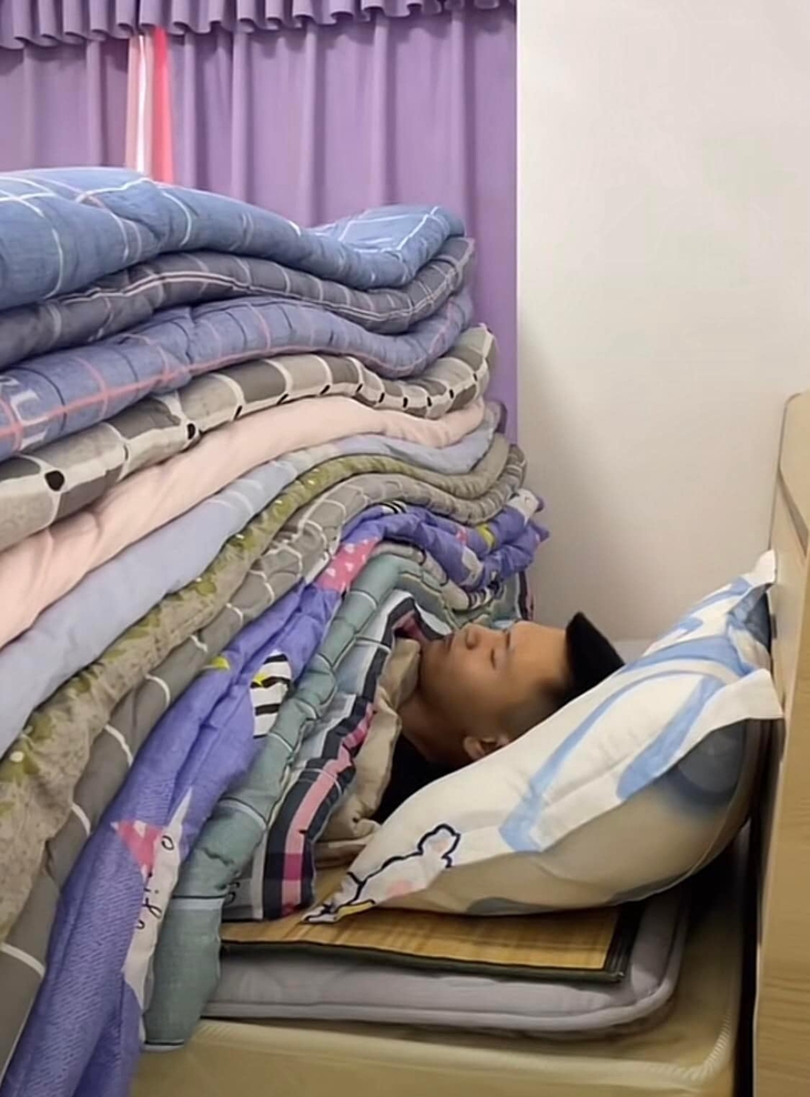 Ảnh vui 13-12: Cô gái co kéo hình đến mức bạn trai biến dạng - Ảnh 3.