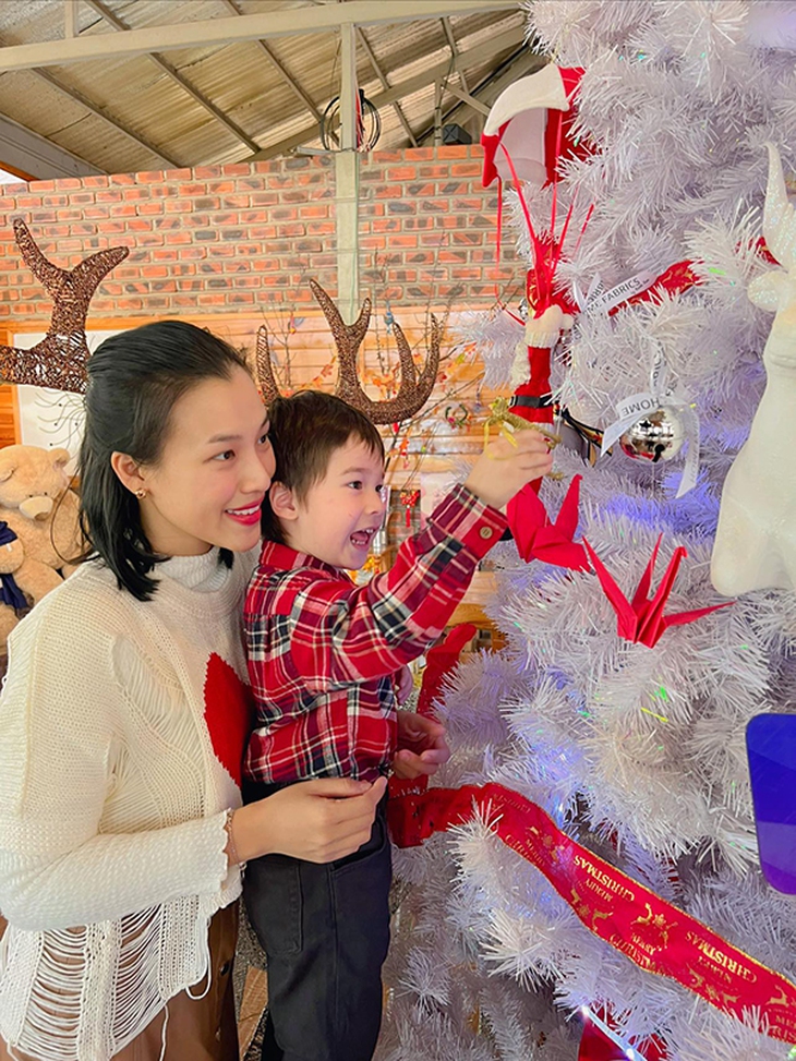 Ảnh vui sao Việt 13-12: Hòa Minzy làm ‘lực sĩ’ của con trai - Ảnh 7.