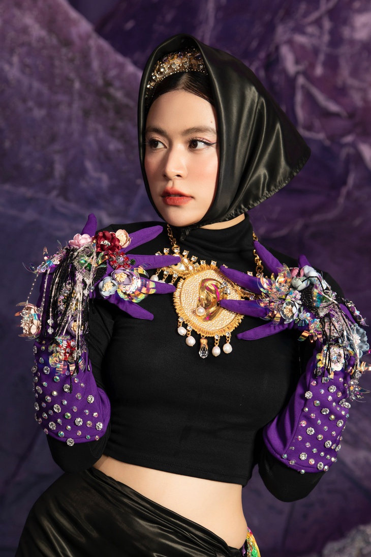 Hoàng Thùy Linh đội khăn mỏ quạ, hóa bà già nói bo xì điều tiêu cực của năm cũ - Ảnh 1.