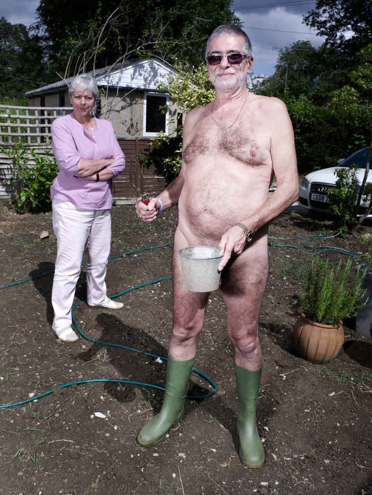 Đỏ mặt khi đến thăm ngôi làng toàn người khỏa thân ở Anh - Ảnh 4.