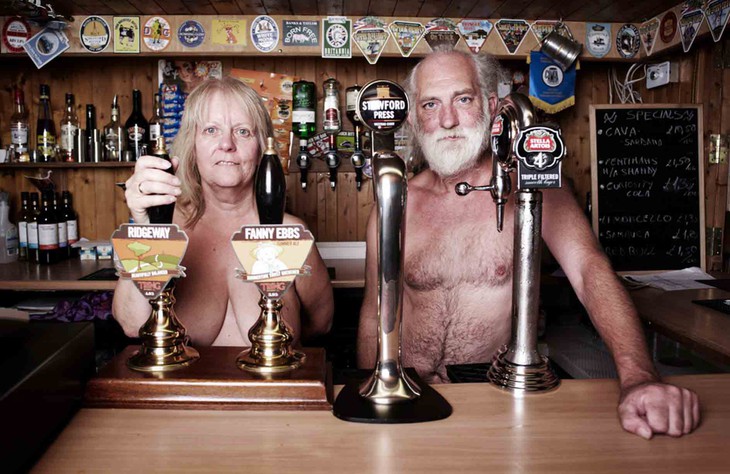 Đỏ mặt khi đến thăm ngôi làng toàn người khỏa thân ở Anh - Ảnh 3.