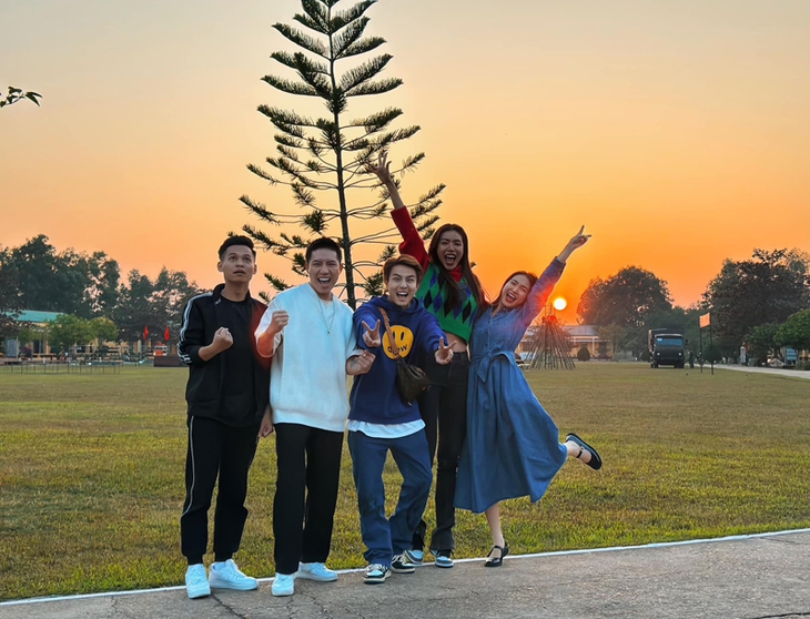 Dàn sao nhập ngũ ‘quẩy tới bến’ khi hội ngộ - Ảnh 1.