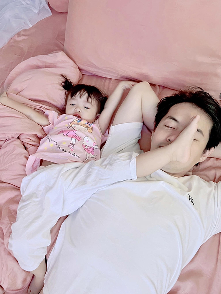 Ảnh vui sao Việt 17-12: Ông Cao Thắng ‘lãnh đủ’ vì con gái mê tập yoga - Ảnh 1.