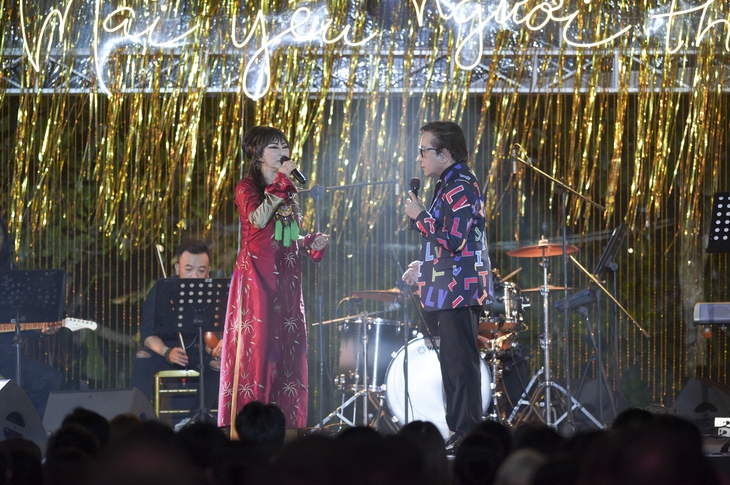 Rần rần với nụ hôn bà xã dành cho Elvis Phương và Lâm Nhật Tiến dành cho Hồ Hoàng Yến - Ảnh 3.