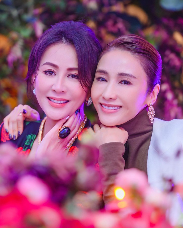 Lưu Gia Linh đeo vàng nặng trĩu người, nhẫn ‘siêu to siêu khổng lồ - Ảnh 3.