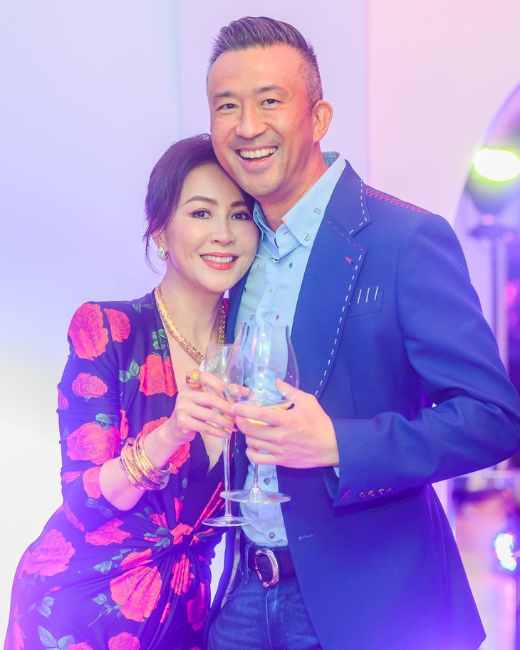 Lưu Gia Linh đeo vàng nặng trĩu người, nhẫn ‘siêu to siêu khổng lồ - Ảnh 1.