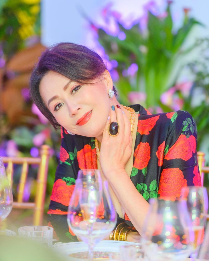 Lưu Gia Linh đeo vàng nặng trĩu người, nhẫn ‘siêu to siêu khổng lồ - Ảnh 2.