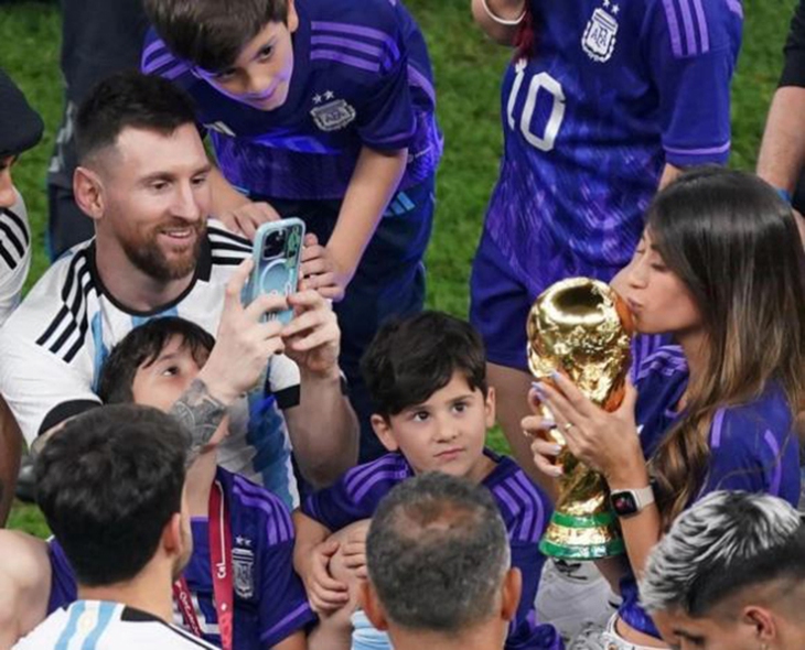 Messi phục vụ vợ sống ảo, được thưởng nóng ngay buổi lễ trao giải - Ảnh 1.