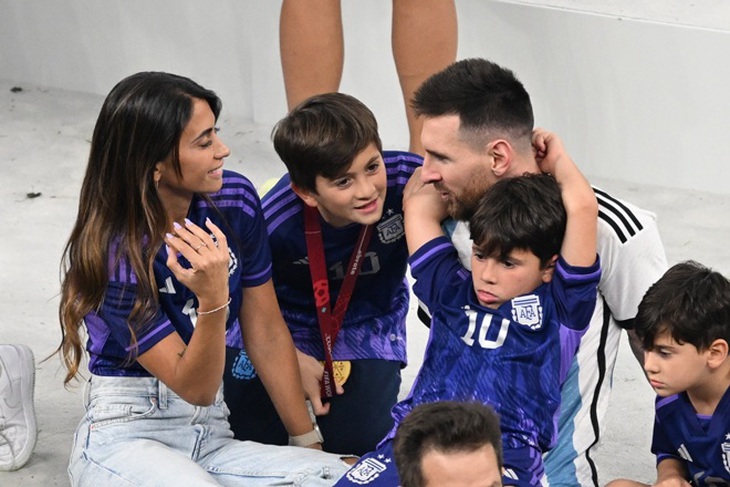 Messi phục vụ vợ sống ảo, được thưởng nóng ngay buổi lễ trao giải - Ảnh 4.