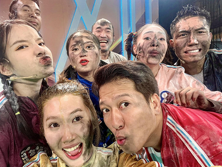 Ảnh vui sao Việt 21-12: Minh Dự hối hận vì cắt tóc đôi với Tiểu Vy - Ảnh 2.