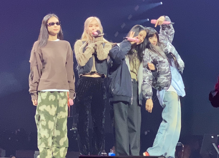 Blackpink gây bão mạng với màn chào hỏi fan cực hài - Ảnh 4.