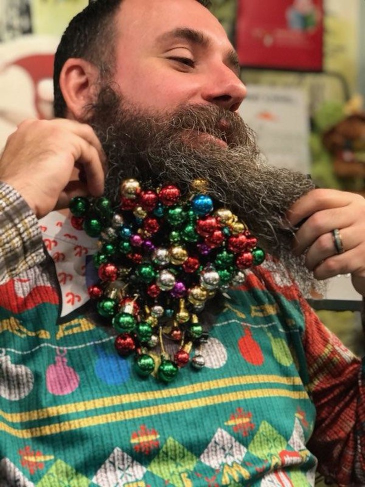 Lập kỷ lục Guinness nhờ trang trí bộ râu dài như cây thông Noel - Ảnh 2.