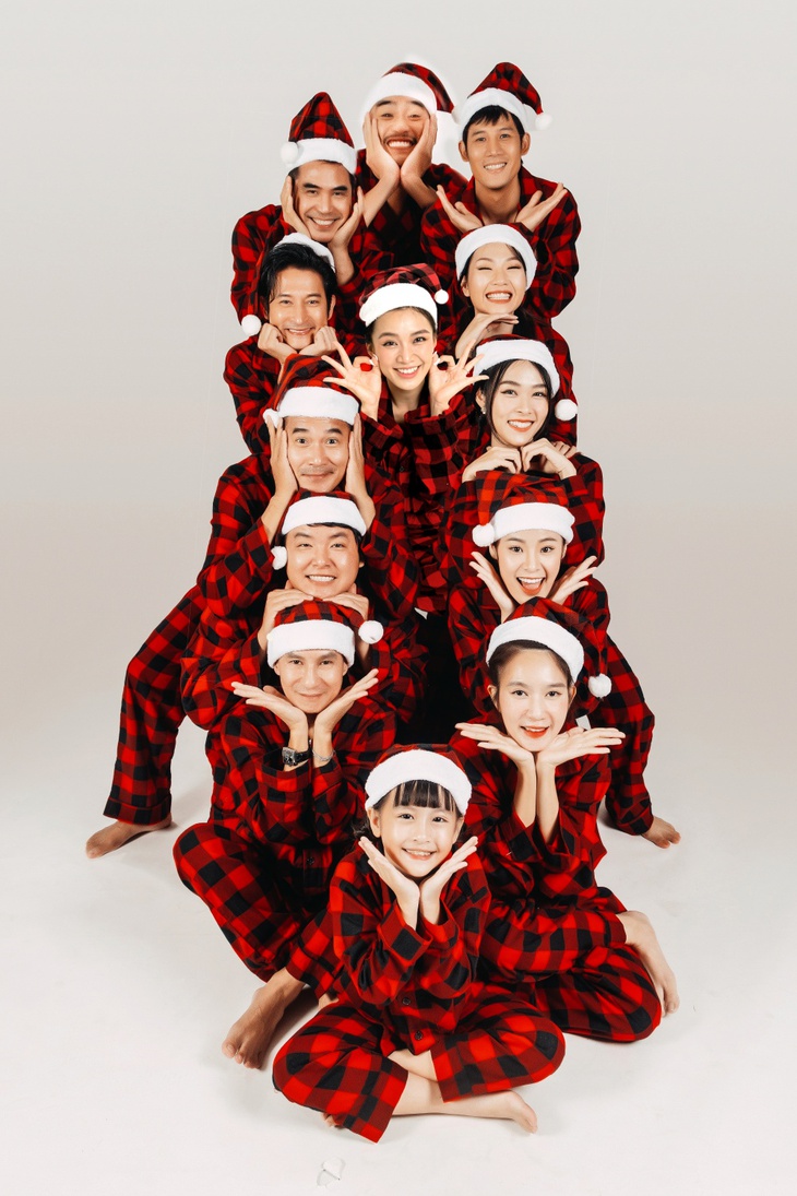 Lý Hải - Minh Hà tạo dáng siêu lầy làm cây thông Noel - Ảnh 1.