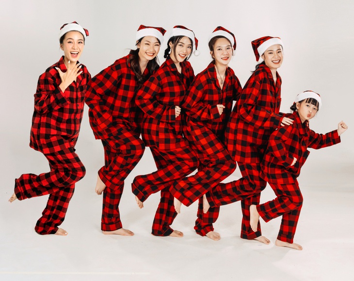 Lý Hải - Minh Hà tạo dáng siêu lầy làm cây thông Noel - Ảnh 4.