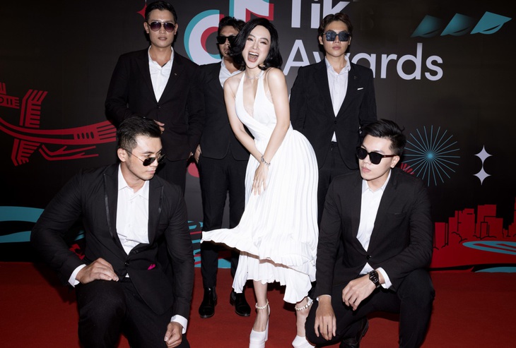 Angela Phương Trinh làm lố thuê 5 vệ sĩ đeo kính đen hộ tống vào sự kiện - Ảnh 4.