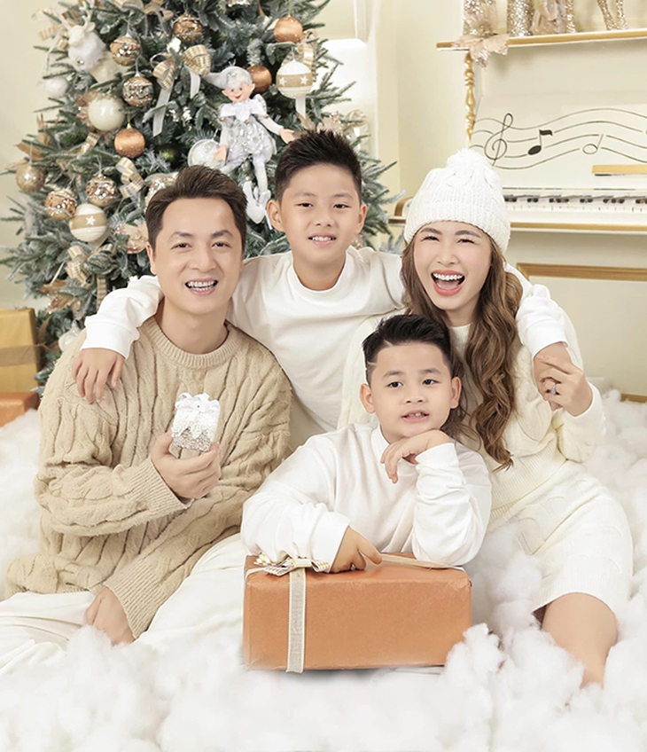 Ảnh vui sao Việt 23-12: Lệ Quyên và tình trẻ hội ngộ vợ chồng Ngô Thanh Vân - Ảnh 4.