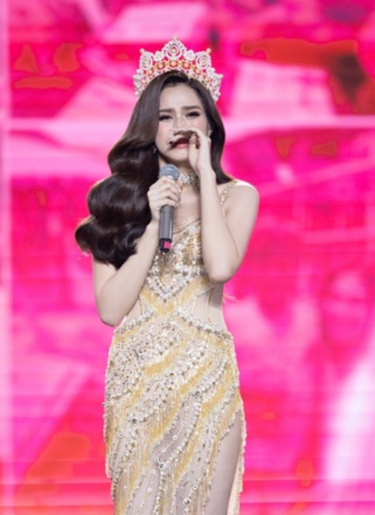 Đỗ Thị Hà mít ướt suốt 6 phút kết thúc nhiệm kỳ hoa hậu - Ảnh 6.