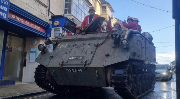 Xe tăng chở đầy ông già Noel bị mắc kẹt gây hỗn loạn - Ảnh 3.