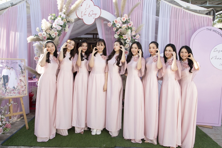 Dàn phụ dâu đẹp nhất 2022: Mai Phương Thúy, Lương Thùy Linh đọ sắc Đoàn Thiên Ân - Ảnh 1.