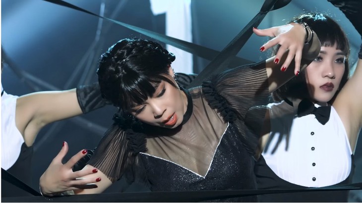 Thanh Thảo hóa chị Tư Wednesday cover Bên trên tầng lầu cực cháy - Ảnh 4.