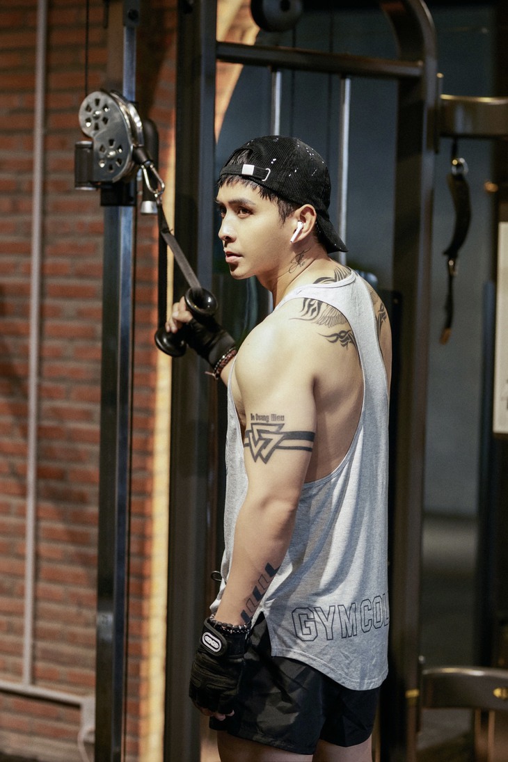 Hồ Quang Hiếu cởi áo, tiết lộ ý nghĩa 12 hình xăm kín body - Ảnh 2.