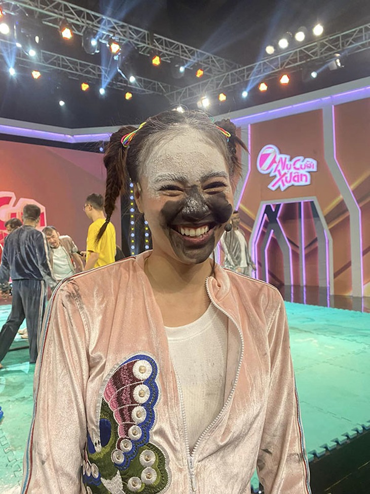 Ảnh vui sao Việt 30-12: Ninh Dương Lan Ngọc mặt mày lem luốc - Ảnh 1.