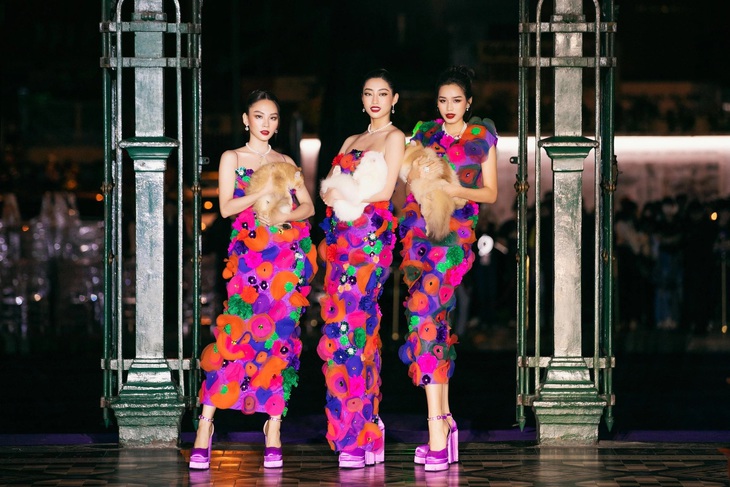 Đỗ Thị Hà gặp sự cố khi catwalk với bạn diễn 4 chân - Ảnh 1.