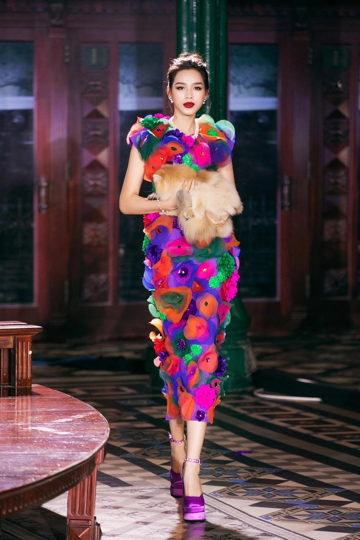 Đỗ Thị Hà gặp sự cố khi catwalk với bạn diễn 4 chân - Ảnh 4.