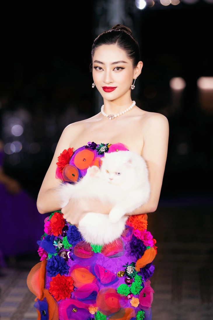 Đỗ Thị Hà gặp sự cố khi catwalk với bạn diễn 4 chân - Ảnh 5.