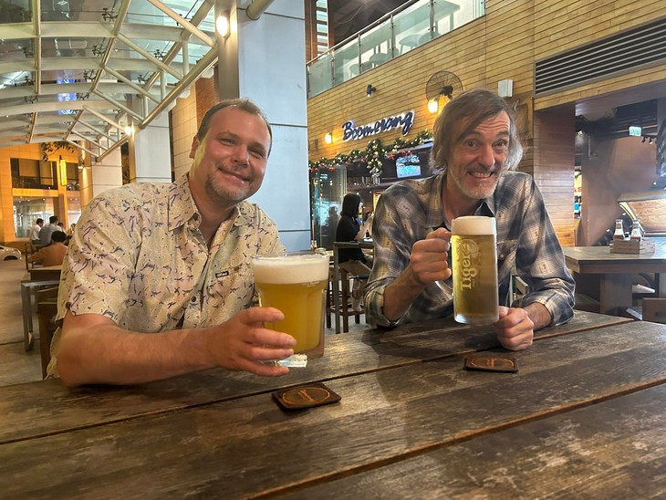 Alastair Moock uống bia, thăm thú TP trước khi hát... nhạc thiếu nhi tại Hozo - Ảnh 1.