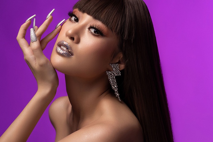 Hoa hậu Khánh Vân mặc áo xuyên thấu, lộng lẫy mừng 3 năm đăng quang - Ảnh 1.