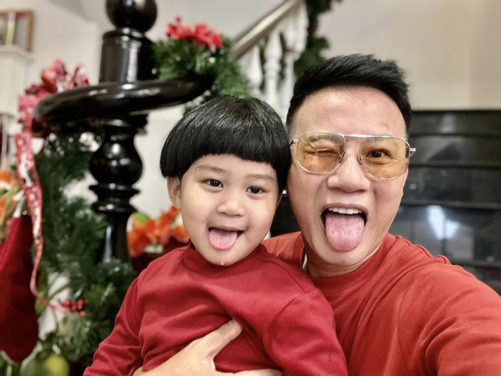 Ảnh vui sao Việt 8-12: Con trai út là ‘cây hài’ của gia đình Hoàng Bách - Ảnh 1.