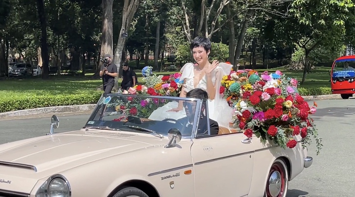 Angela Phương Trinh ‘chơi nổi’ khi xuất hiện, tránh né nhắc Cao Thái Sơn - Ảnh 3.