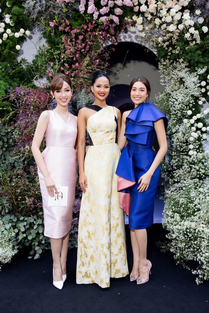 Dàn sao xúng xính váy áo đến triển lãm thời trang đẹp mê hồn của PHUONG MY - Ảnh 1.