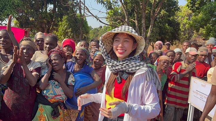 Cậu bé Angola hát tiếng Việt thành thục cùng hoa hậu Thùy Tiên - Ảnh 2.