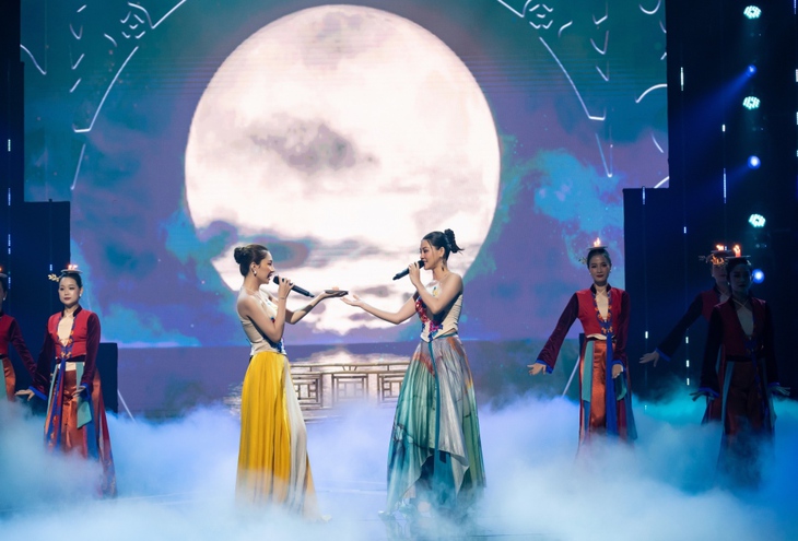 Bùi Lan Hương, Minh Khuê hóa chị em sinh đôi với nhan sắc mỹ nhân - Ảnh 1.