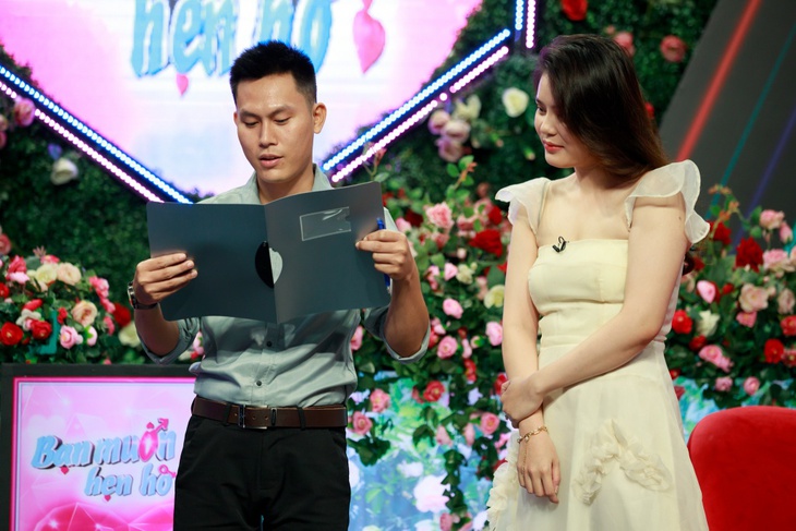 Mẹ chứng kiến con trai kí cam kết hẹn hò với bạn gái hotgirl genZ - Ảnh 4.