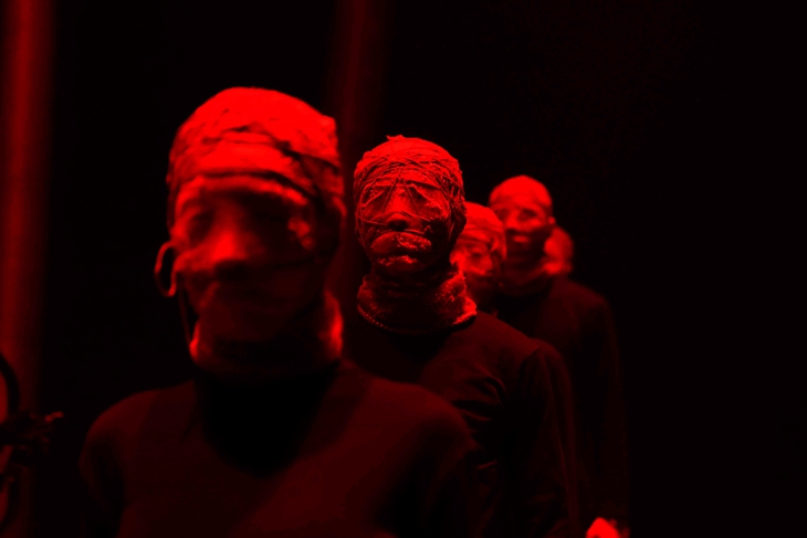 U là trời, chết khiếp với hình ảnh và âm thanh siêu thực trong MV Khói của Hà Lê - Ảnh 6.