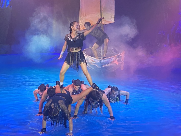 Được khán giả mê tít, xiếc trên mặt nước Bí ẩn nơi đảo hoang nối dài xuất diễn - Ảnh 3.