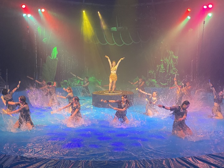 Được khán giả mê tít, xiếc trên mặt nước Bí ẩn nơi đảo hoang nối dài xuất diễn - Ảnh 1.