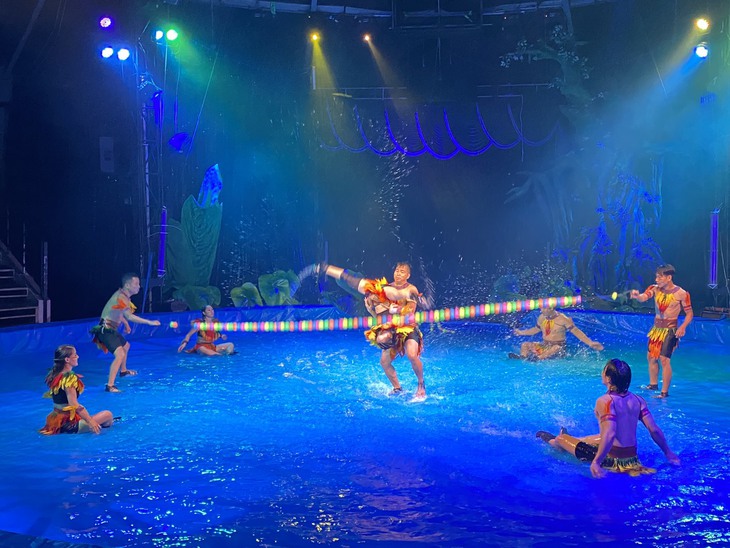 Được khán giả mê tít, xiếc trên mặt nước Bí ẩn nơi đảo hoang nối dài xuất diễn - Ảnh 2.