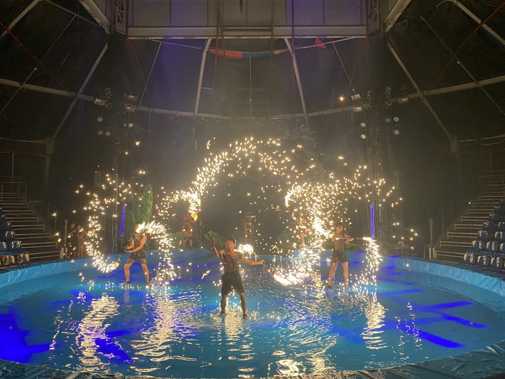 Được khán giả mê tít, xiếc trên mặt nước Bí ẩn nơi đảo hoang nối dài xuất diễn - Ảnh 5.