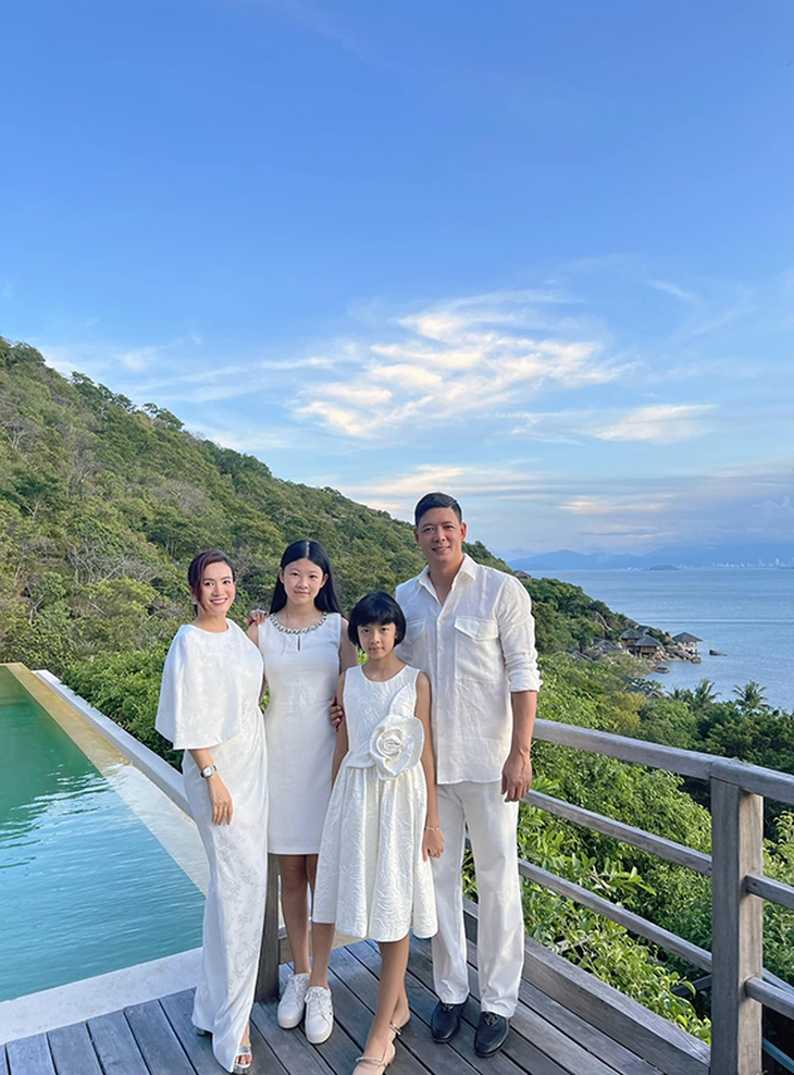 Ảnh vui sao Việt 25/7: Bố con Xuân Bắc nhà chả có gì ngoài mũ cối - Ảnh 2.