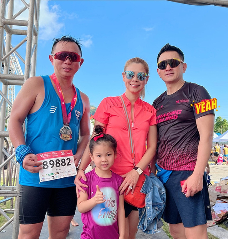 Ảnh vui sao Việt 25/7: Bố con Xuân Bắc nhà chả có gì ngoài mũ cối - Ảnh 11.