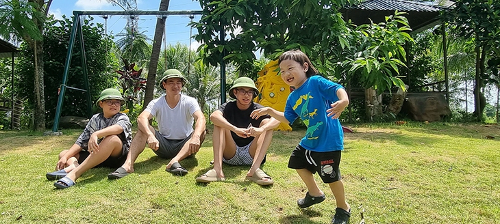 Ảnh vui sao Việt 25/7: Bố con Xuân Bắc nhà chả có gì ngoài mũ cối - Ảnh 1.