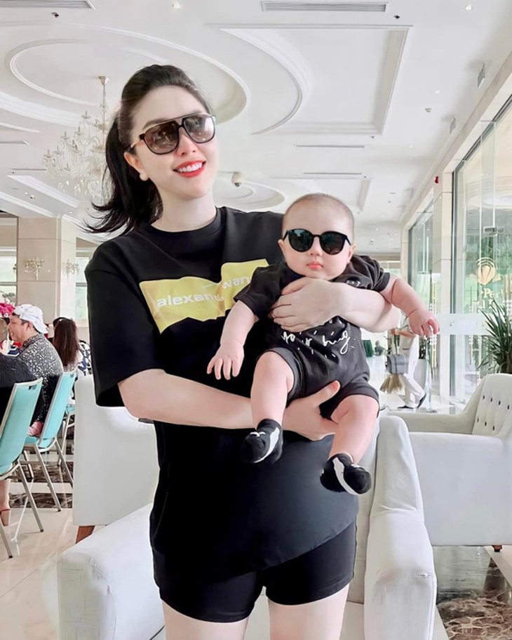 Quý tử gần một tuổi ‘cool ngầu’ nhà Bảo Thy - Ảnh 4.