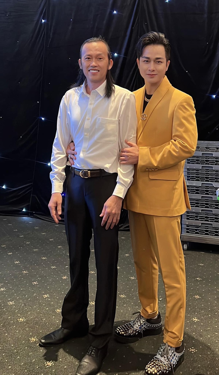 Hoài Linh tươi tắn cùng con trai dự sự kiện - Ảnh 2.